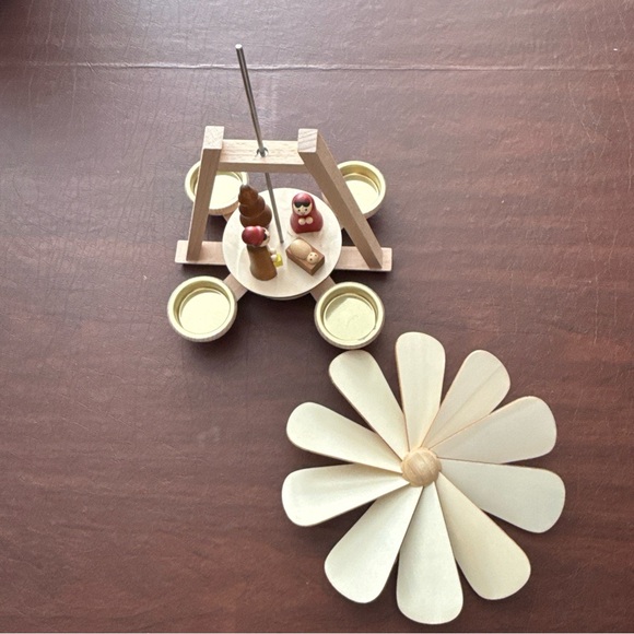 SOLD NWT 2022 Saico Tischpyramide Pyramid 4 Tealight Holders Christmas Manger - Picture 4 of 10